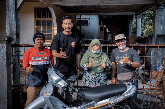 Darius Sinathrya restorasi Suzuki Shogun 110 Bu Desi, guru di SDN Ciapus 06, Sukaharja, Ciomas, Bogor.