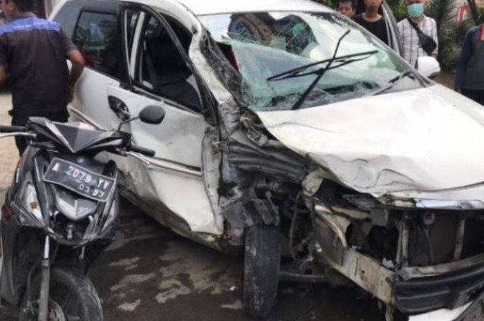 Toyota Avanza dan Yamaha Mio 3 yang terlibat kecelakaan beruntun di jalan raya Serang, desa Julang, Cikande, Serang, Banten