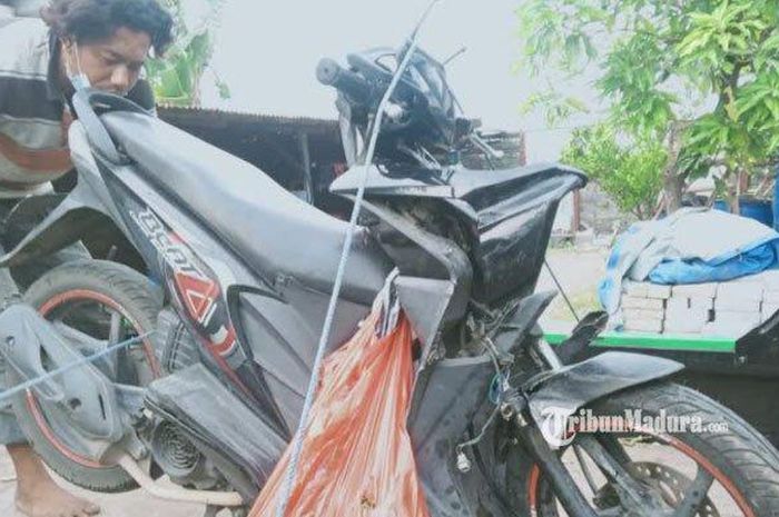 Sasis Honda BeAT melengkung akibat hajar Mitsubishi L300 yang alami setir ngunci di jalan raya desa Bogem, Krembung, Sidoarjo, Jatim