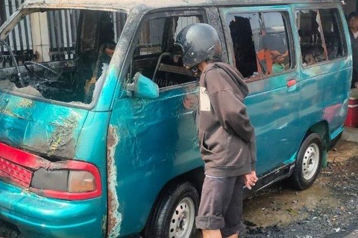 Mitsubishi Colt T120SS yang dijadikan angkutan umum terbakar di jalan raya Ciamis-Tasikmalaya, Ciamis, Jawa Barat