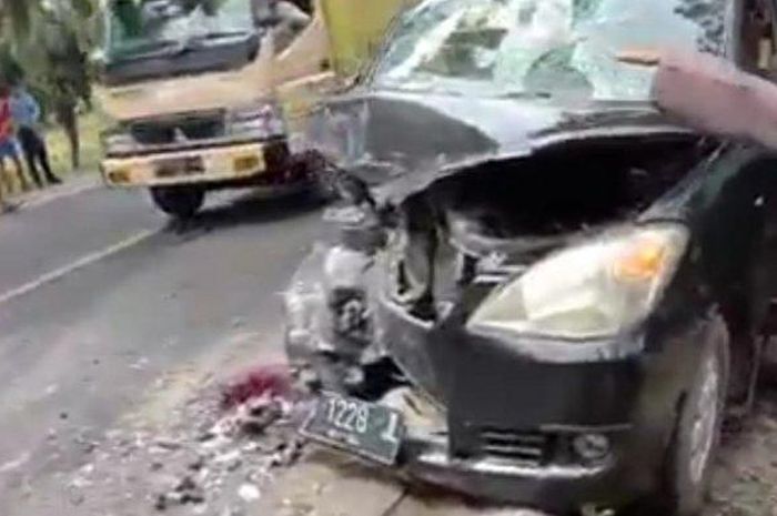 Kondisi Toyota Avanza terpotong ditebas Nissan Grand Livina di jalan Lintas Sumatera Utara, Perkebunan Lima Manis, Limapuluh, Batubara, Sumatera Utara
