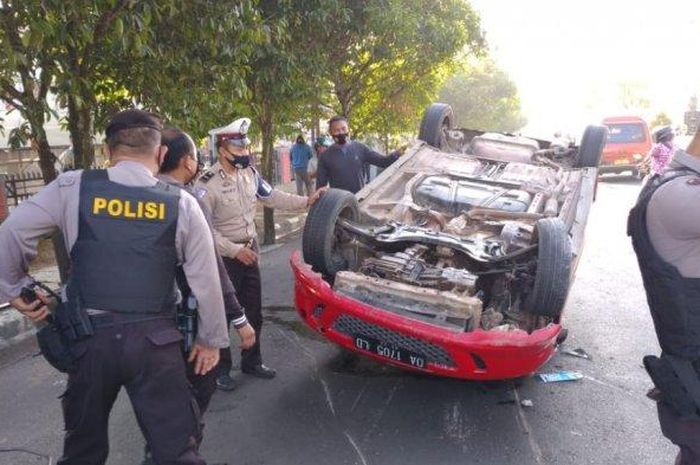 Honda Jazz terbalik di Jl A Yani KM 35, Komet, Banjarbaru Utara, Banjarbaru, Kalimantan Selatan