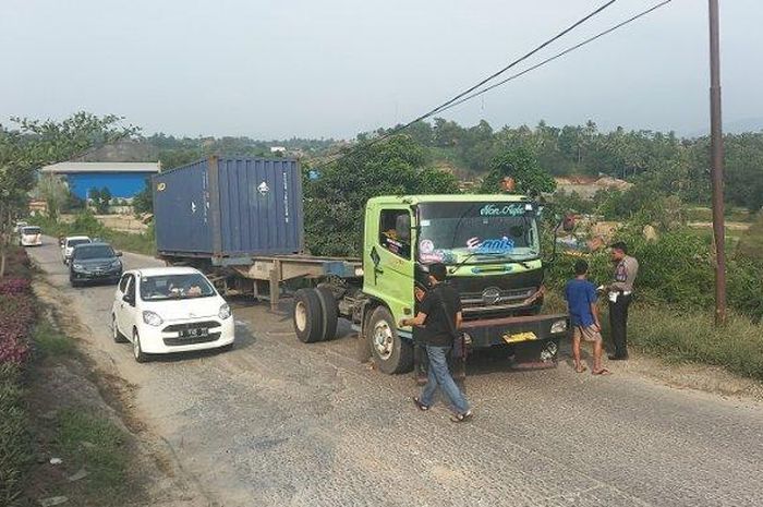 Truk kontainer gagal nanjak, meluncur mundur tumbuk Toyota Rush dan Daihatsu Sigra di jalan lingkar selatan, Lebak Denok, Citangkil, kota Cilegon, Banten