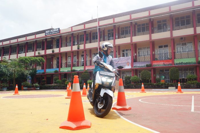 Usahakan saat belajar naik motor matic dilakukan di tempat yang sepi dan aman