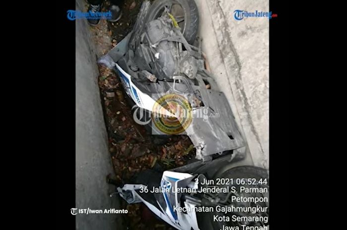 Honda BeAT yang dikendarai seorang Youtuber masuk ke dalam selokan