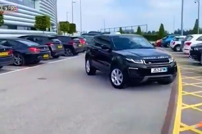 Sergio Aguero kasih Land Rover Range Rover Evoque ke staf tim Manchester City.