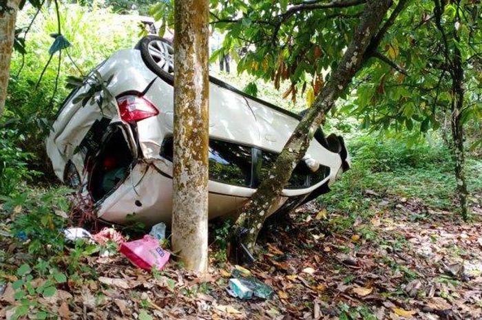 Honda Jazz terguling dan masuk ke jurang