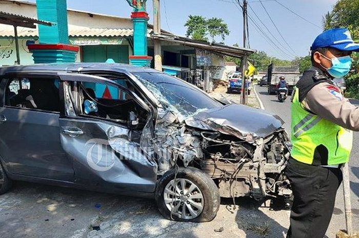 Suzuki Ertiga babak belur wajah setelah beradu lawan truk