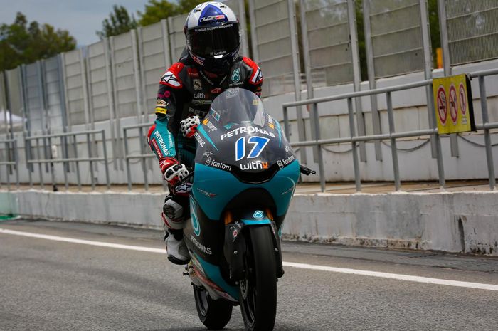 John McPhee sukses asapi Daniel Rodrigo pada warm up Moto3 Catalunya 2021