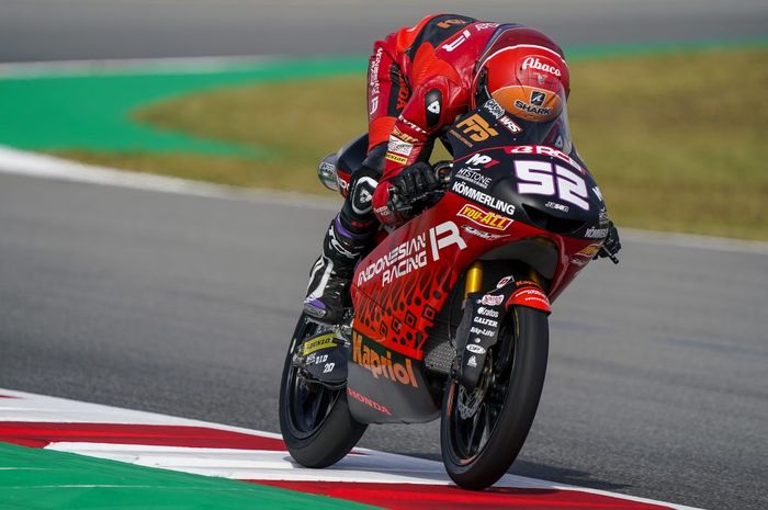 Jeremy Alcoba dari tim Indonesia Racing Gresini Moto3 sukses naik podium