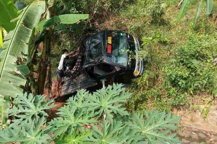 Mitsubishi Colt T120SS muat 14 orang terjun ke jurang sedalam 5 meter di kabupaten Sumedang, Jawa Barat
