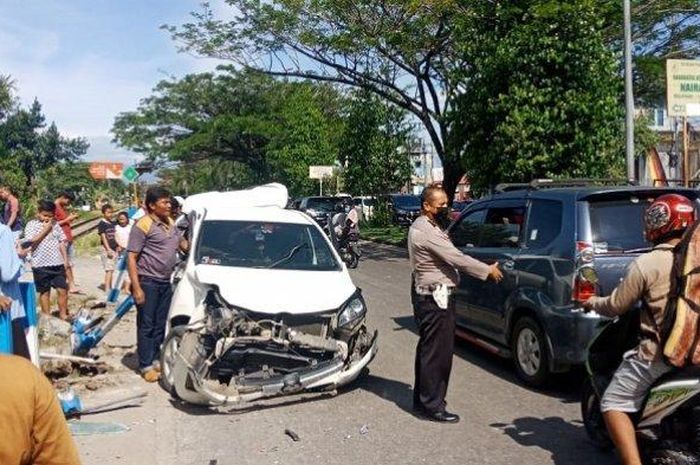 Kondisi Toyota Agya usai ditebas KA Minangkabau Express di Koto Tangah, kota Padang, Sumatera Barat