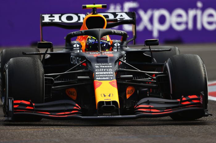 Tampil jadi pemenang, ternyata Sergio Perez malah nyaris gagal finis di F1 Azerbaijan 2021.