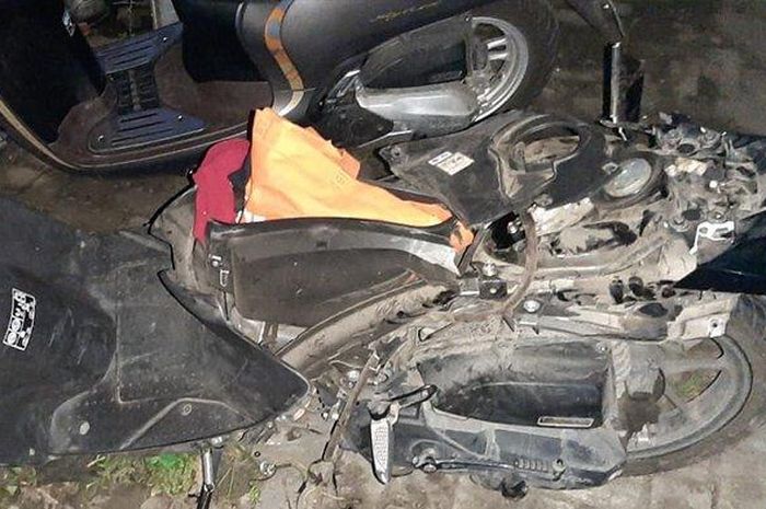 Bodi belakang Honda Genio 110 terpotong ditumbuk Datsun GO Panca di perempatan Ngapeman, Jl Slamet Riyadi, Solo, Jawa Tengah
