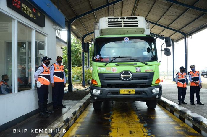 Kendraan truk harus melewati jembatan timbang