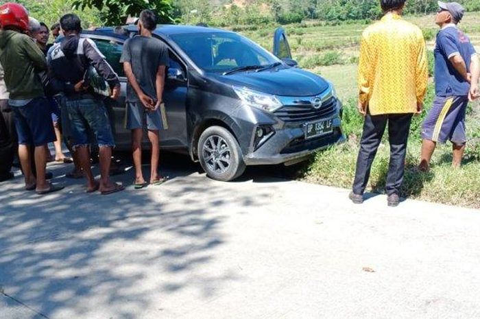Daihatsu Sigra ditinggal pemilik yang lari karena panik dikejar warga kampung Marioriwawo, Soppeng, Sulawesi Selatan