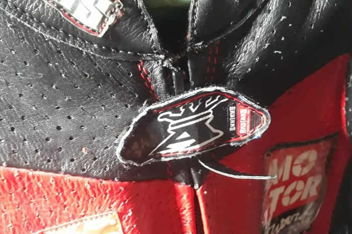 Pastikan mekanisme resleting sudah dilipat kebawah dan velcro ditutup rapat