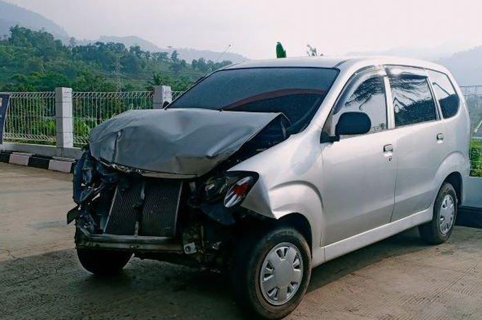 Daihatsu Xenia ringsek depan usai seruduk angkot, pikap tahu bulat dan pagar rumah warga di SPBU Cimaung, kabupaten Bandung, Jawa Barat