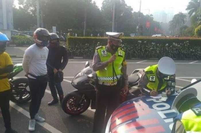 Rombongan moge ditilang polisi karena menggunakan knalpot bising