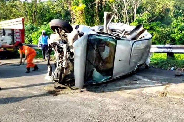 Suzuki Ertiga porak-poranda alami kecelakaan tunggal di ruas tol Semarang ABC KM 425