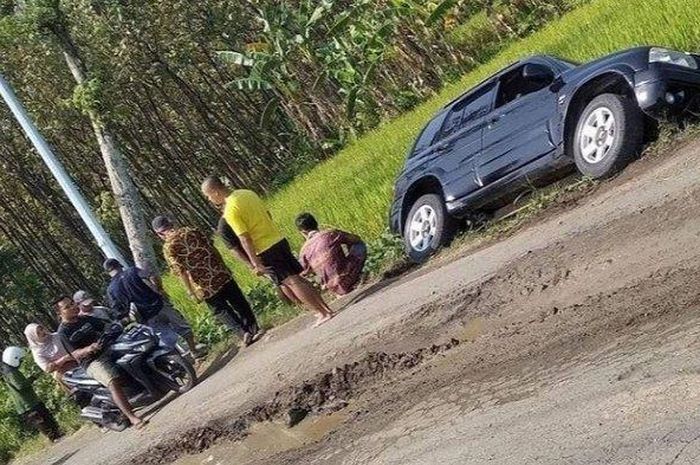 Suzuki Escudo 1.6 terperosok ke sawah di Sambirejo, Sragen, Jawa Tengah