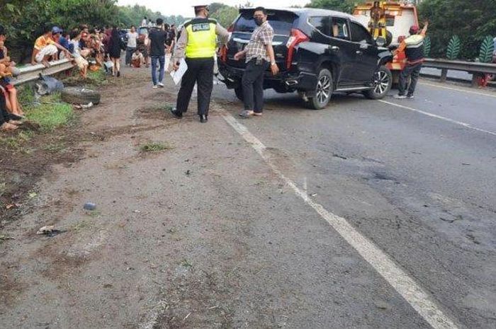 Mitsubishi Pajero Sport diderek usai terguling di tol Tangerang-Merak