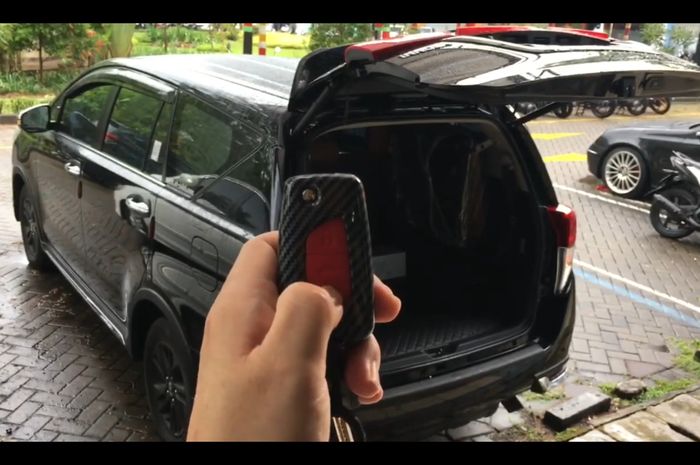 Pemasangan tambahan aksesori power back door di Toyota Kijang Innova Venturer