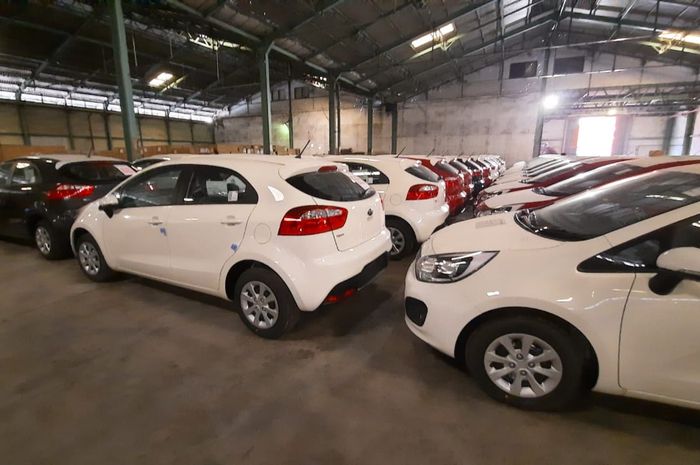 Kantor Pelayanan Kekayaan Utama Bea dan Cukai Tipe A Tanjung Priok akan melelang 75 unit Kia Rio baru lansiran 2014.