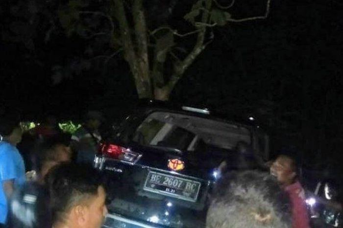 Kijang Innova nyungsep ke kebun jati milik warga