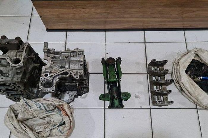 Blok Mesin Honda Brio, dongkrak buaya hingga rack steer yang menjadi bukti aksi maling dua remaja di Palembang