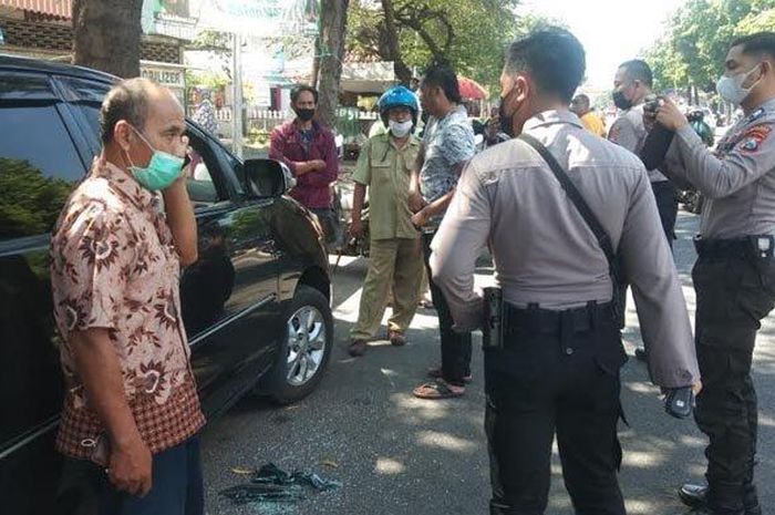 Polisi melakukan olah TKP kasus maling modus pecah kaca terhadap Toyota Kijang Innova di Situbondo yang membawa kabur duit Rp 20 juta