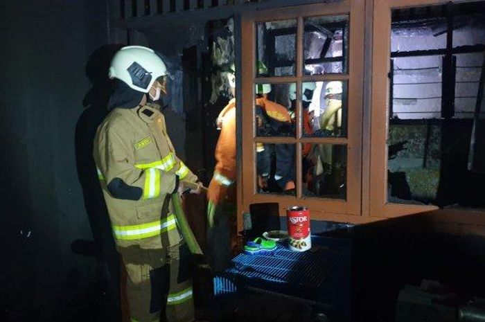 Personel Damkar Jakarta Timur saat proses pemadaman api. 