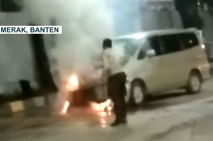 Nissan Serena terbakar di pelabuhan Merak, Cilegon, Banten
