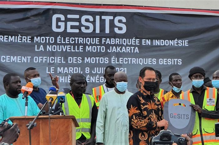 Duta Besar RI Dakar, Dindin Wahyudin saat pengenalan motor listrik Gesits di Senegal.