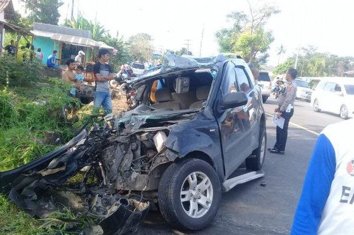 Daihatsu Terios Setdakab Lampung Selatan kecelakaan kontra truk di Kalianda, Lampung Selatan, (9/6/21)