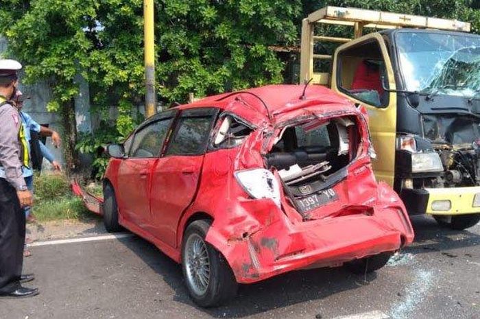 Honda Jazz dan Mitsubishi Colt Diesel melintang, terlibat kecelakaan beruntun di Krian, Sidoarjo