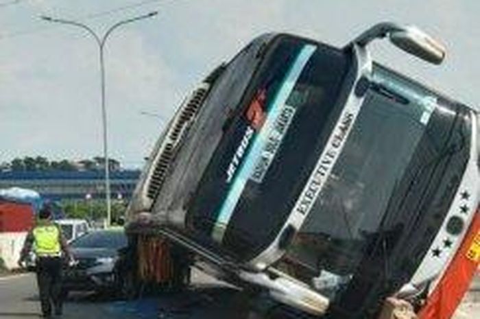 Kecelakaan antara bus Rosalia Indah dan Honda Jazz terjadi di exit Tol Krapyak KM 420+500, Kota Semarang, Kamis (10/6/2021). (ISTIMEWA)