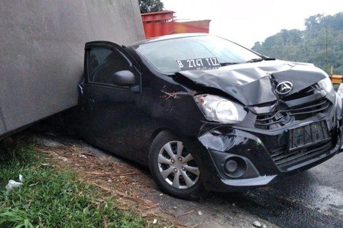 Truk mutan mie Instan gagal menanjak, jalan mundur dan timpa mobil di belakangnya 