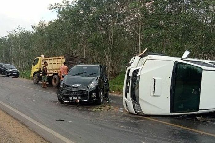 Tabrakan beruntun antra dua Toyota Hilux, Ayla, Xenia