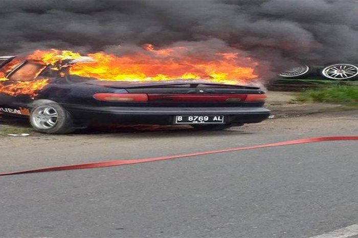 Timor S515i hangus terbakar saat sedang isi angin ban