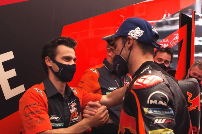 Dani Pedrosa (kiri) dan Miguel Oliviera (kanan) usai seri MotoGP Catalunya 2021