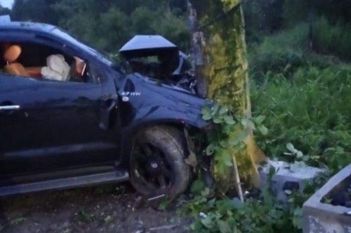 Toyota Fortuner tunjam pohon di Jl Ahmad Yani, Gambut, Banjar, Kalimantan Selatan, (13/6/21)