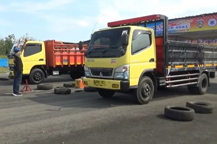 truk Mitsubishi yang digunakan peserta drag race di Lanud Gading.