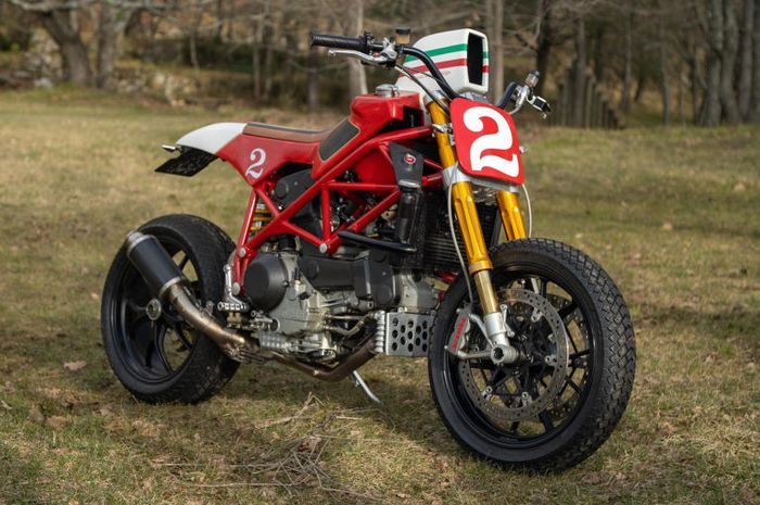 Ducati 996 bergaya tracker dengan inspirasi mobil Formula 1