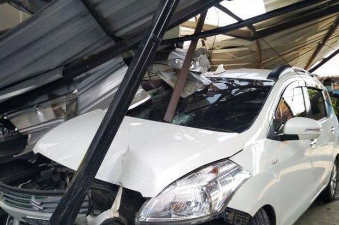 Suzuki Ertiga remuk saat di cucian mobil yang dilibas truk trailer di desa Jambe Arum, Patebon, Kendal, Jawa Tengah