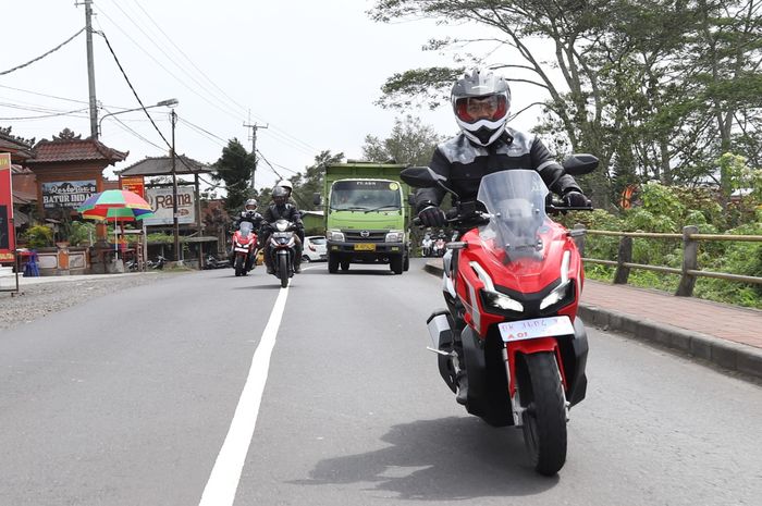 Ilustari berkendara menjauhi area titik buta