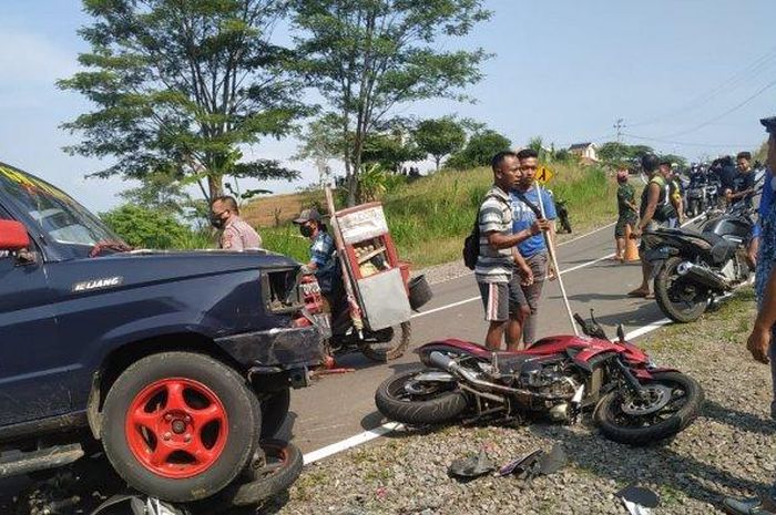 Kecelakaan beruntun antara Toyota Kijang, satu Vario dan dua V-Ixion