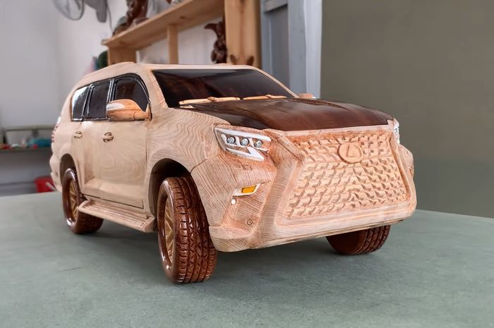 Miniatur Lexus GX 460 dari kayu karya seniman di balik channel Youtube Woodworking Art.
