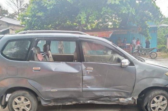 Daihatsu Xenia ditabrak motor saat putar balik di jalan raya kota Melonguane, Kepulauan Talaud, Sulawesi Utara, (13/6/21)