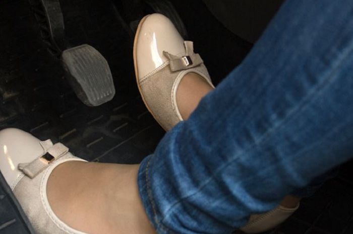 Kendarai mobil matik, cukup andalkan 1 kaki saja.